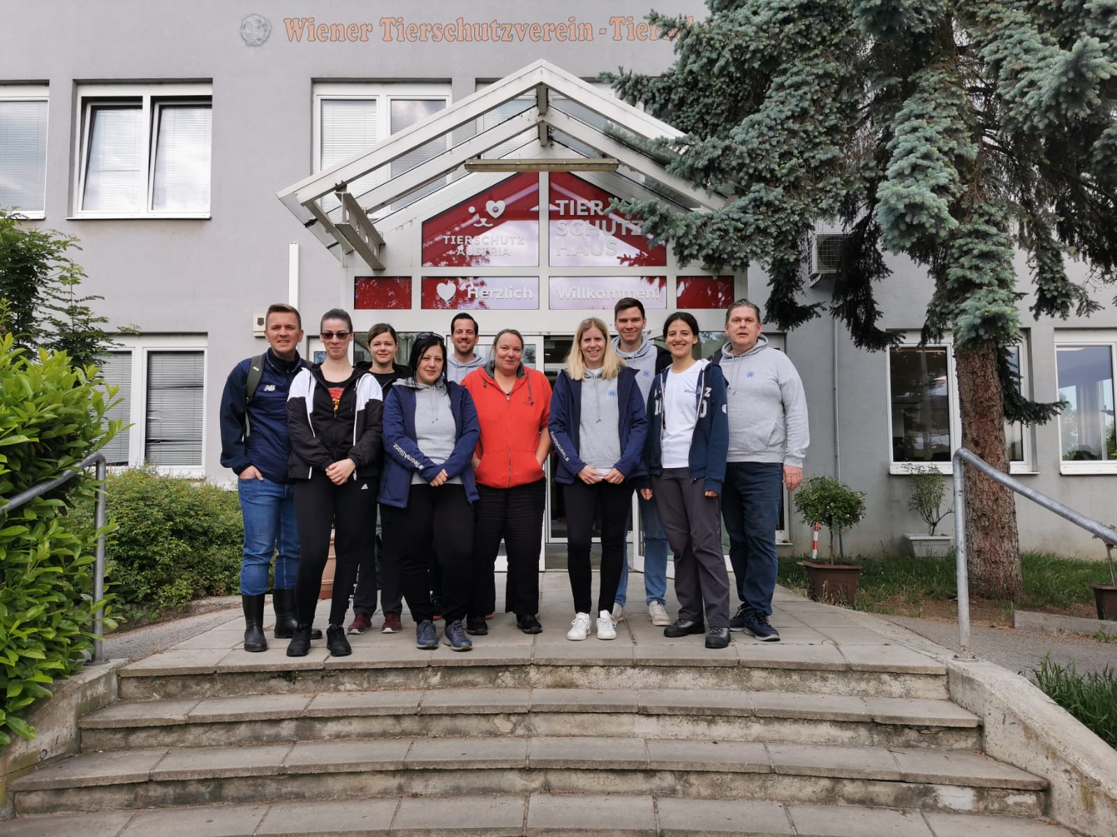 Mitarbeiter:innen Allianz Pensions- und Vorsorgekasse beim Tierschutz Austria